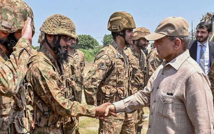 Thủ tướng Pakistan thừa nhận căn cứ không quân bị trúng tên lửa Ấn Độ