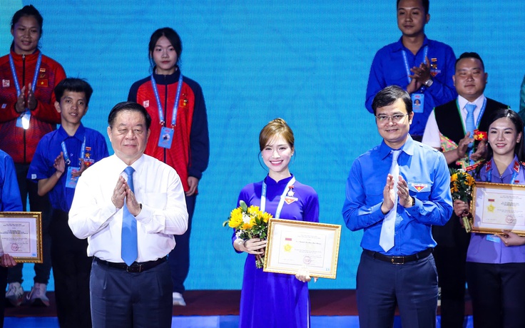 Ông Nguyễn Trọng Nghĩa xúc động, tự hào về thanh niên tiên tiến làm theo lời Bác