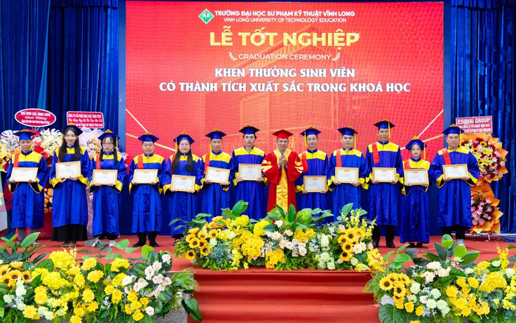 Trao bằng tốt nghiệp cho 785 tân thạc sĩ, cử nhân, kỹ sư, bác sĩ thú y