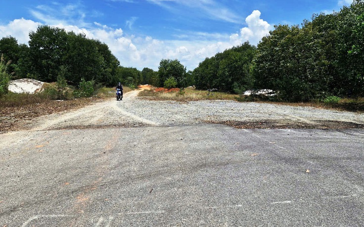 Suốt 8 năm chờ mặt bằng để làm 1,1 km đường
