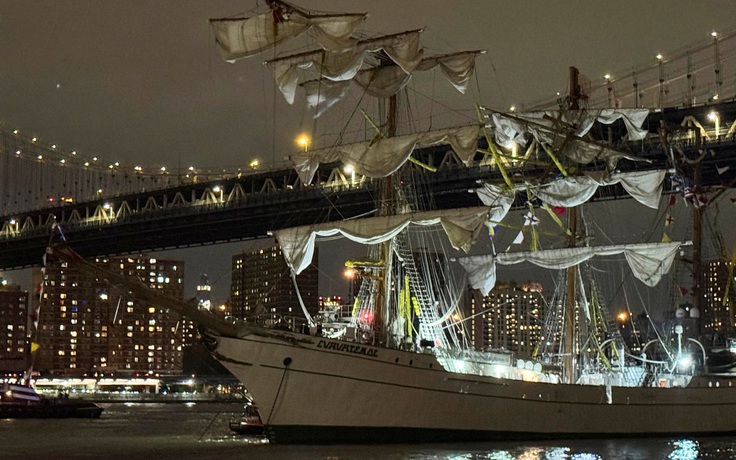 Tàu Hải quân Mexico tông vào cầu Brooklyn ở New York, hàng chục người bị thương