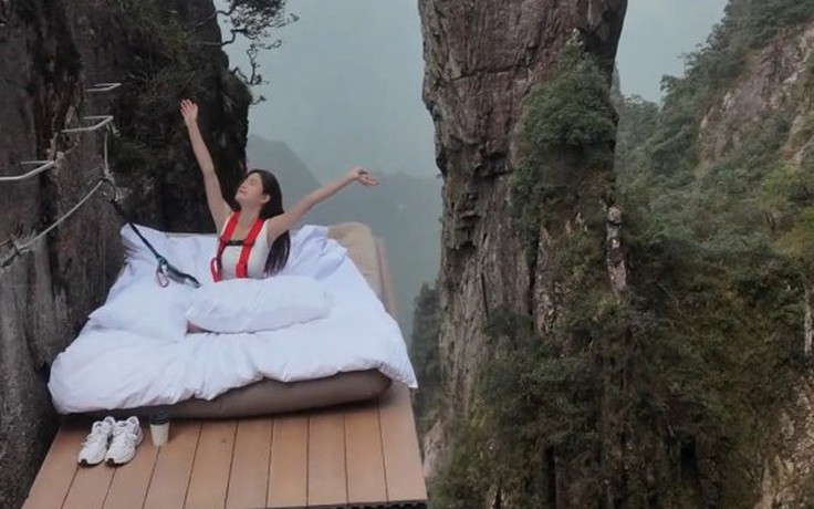Du khách thử cảm giác mạnh trên chiếc giường lơ lửng bên mép vực