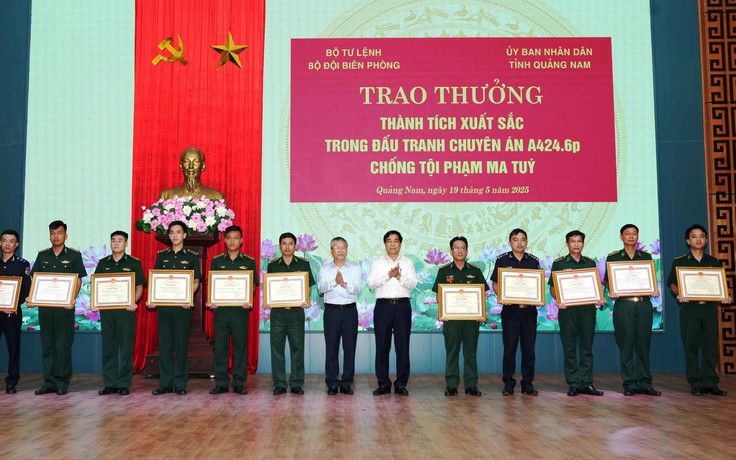 Thưởng 'nóng' vụ bắt giữ 14,3 kg ma túy vận chuyển từ Lào vào Việt Nam