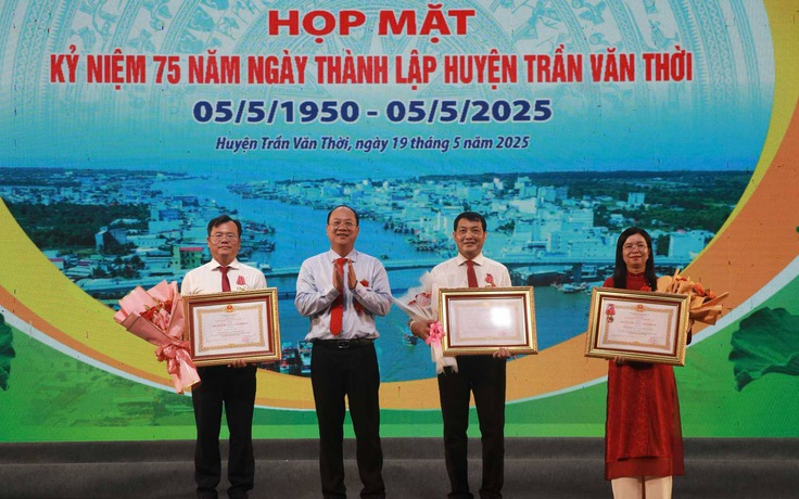 Cà Mau mừng sinh nhật Bác và kỷ niệm 75 năm thành lập H.Trần Văn Thời