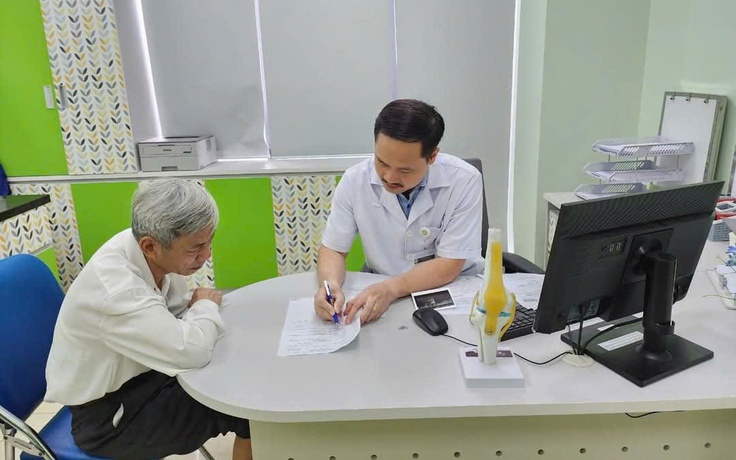 Vì sao không nên tự mua thuốc điều trị bệnh xương khớp?