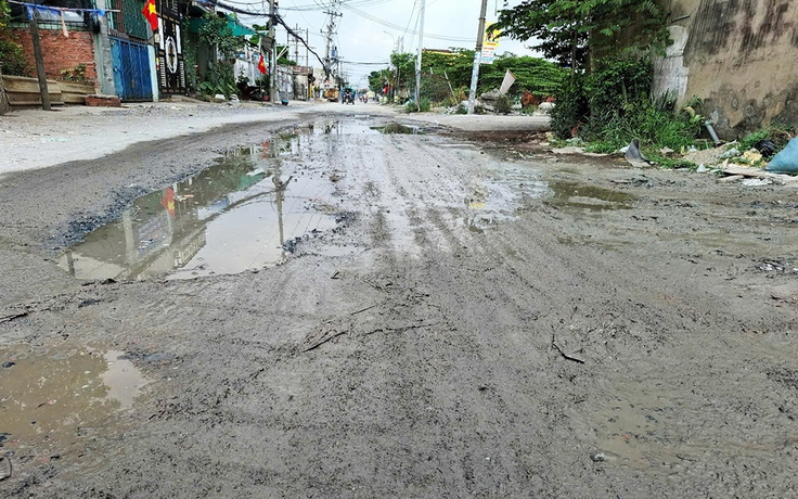 Đường sình lầy đi lại khó khăn