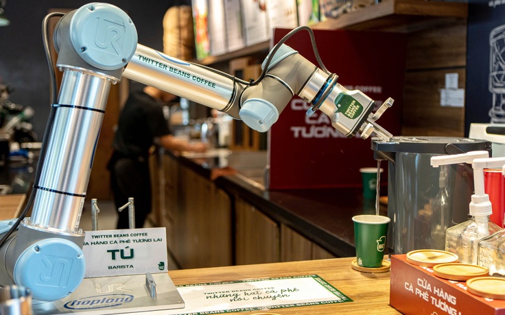 Robot pha chế, phục vụ tại quán cà phê ở Hà Nội