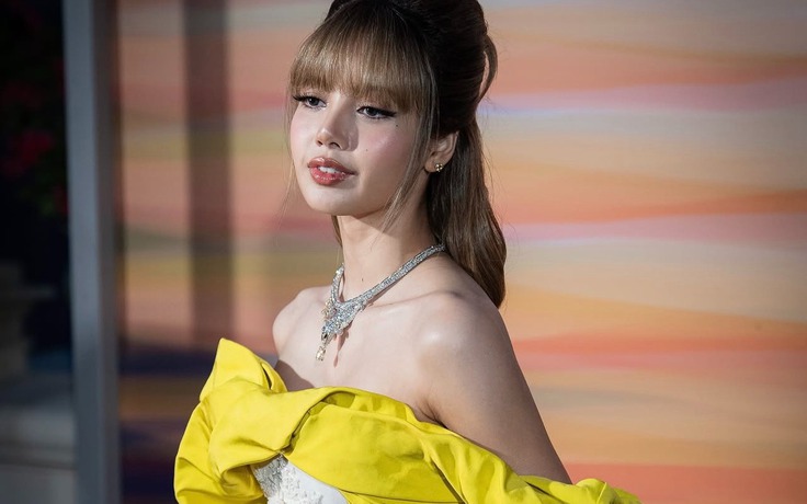 Lisa (BlackPink) đọ sắc cùng Lưu Diệc Phi tại sự kiện
