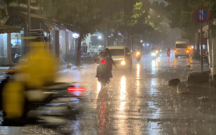 Mưa lớn khắp nơi, cảnh báo sạt lở đất