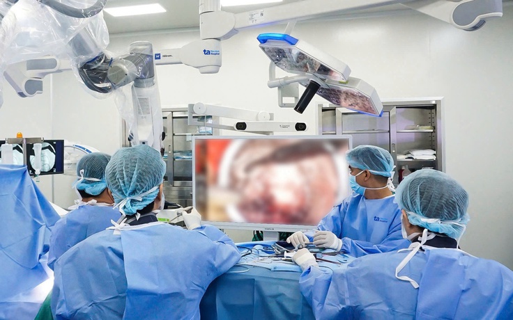 Robot AI và những ca mổ cột sống cam go cứu người bệnh thoát liệt