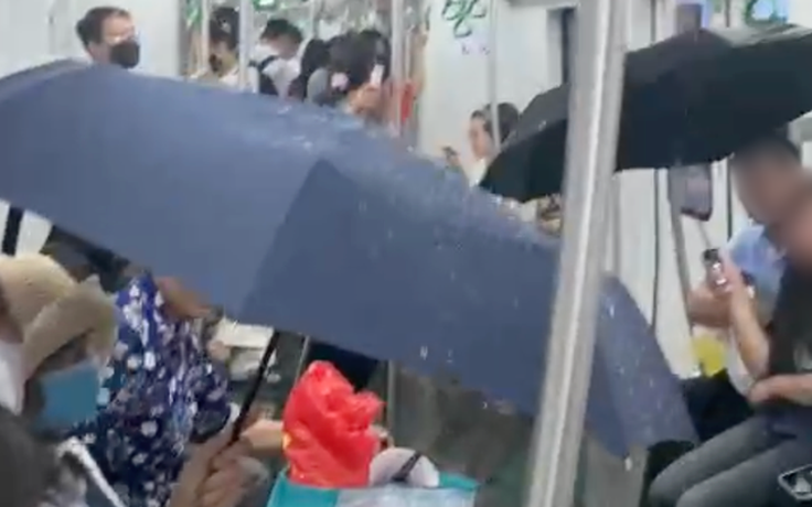Khách đi tàu metro Cát Linh - Hà Đông phải che ô vì dột nước