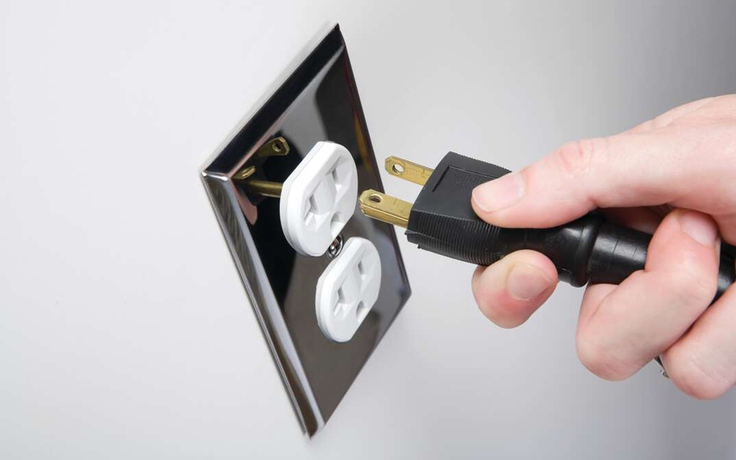 Tại sao một số ổ cắm điện có lỗ hình chữ T?