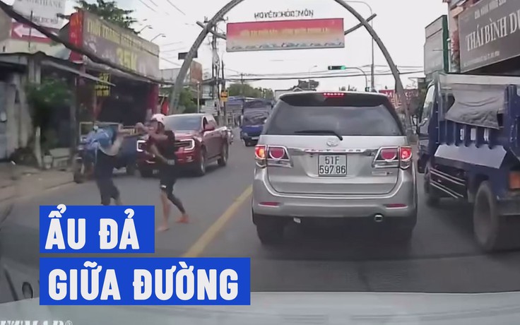 Dừng xe máy giữa đường, cự cãi rồi ẩu đả gây náo loạn