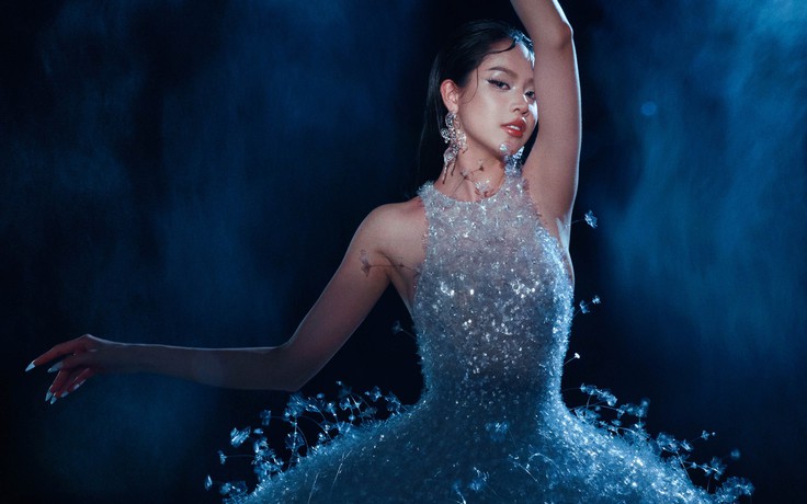 NTK Lê Thanh Hòa biến chai nhựa thành thiết kế thời trang lộng lẫy