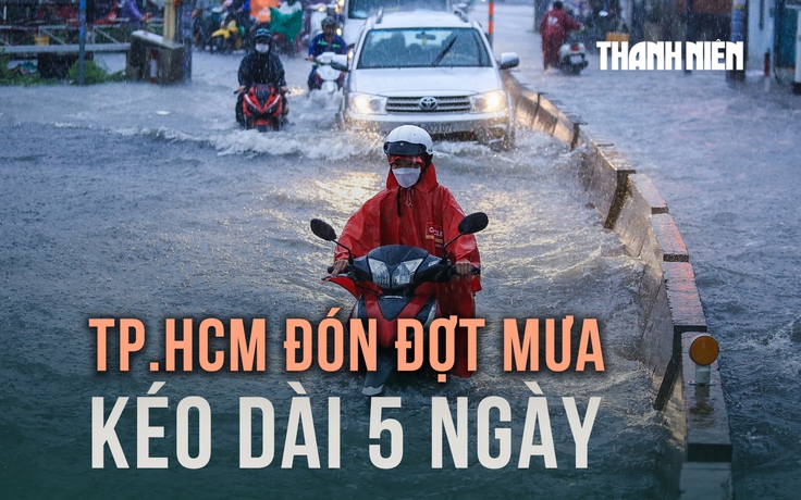 Đợt mưa lớn kéo dài 5 ngày ở TP.HCM, người dân ra đường đề phòng ngập