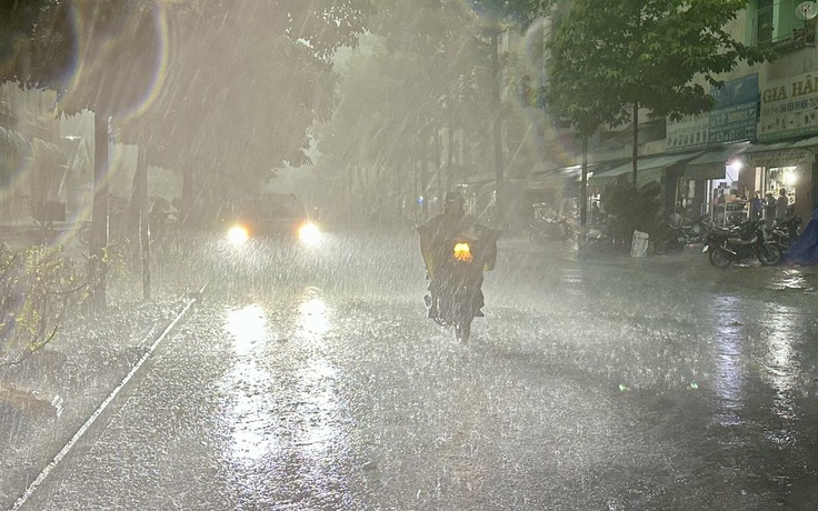 Rãnh áp thấp hoạt động mạnh, TP.HCM tiếp tục mưa giông diện rộng