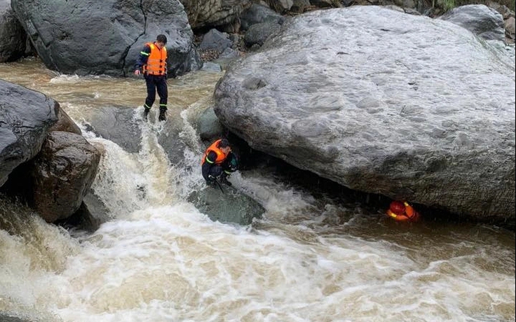 200 người đang tìm hai mẹ con bị lũ cuốn ở Sơn La