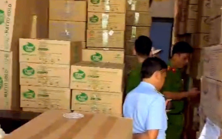 Long An: Phát hiện nhà kho chứa gần 12.000 lon sữa nghi hàng giả