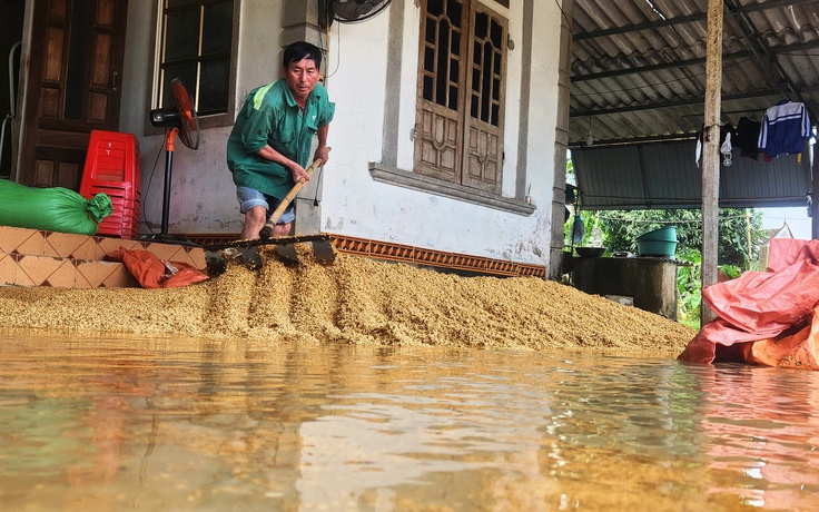 Lũ về bất thường, người dân Hà Tĩnh thiệt hại nặng