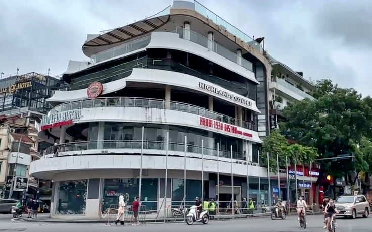 Hà Nội bắt đầu phá dỡ tòa nhà 'hàm cá mập'