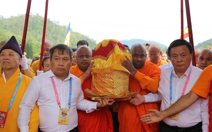 Hàng nghìn người cung nghinh xá lợi Đức Phật tại Yên Tử