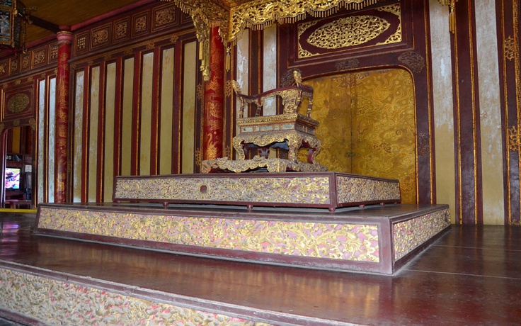 Ngai vàng triều Nguyễn bị bẻ gãy: Sao không trưng bày bản sao bảo vật?
