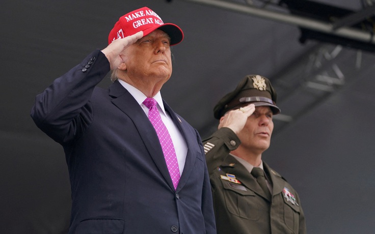 Ông Trump: 'Mỹ muốn sản xuất xe tăng, không phải áo thun'