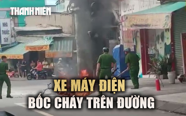 Xe máy điện bốc cháy khi đang chạy trên đường