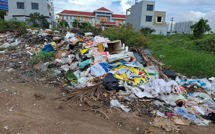 Rác tràn lan gần trường học