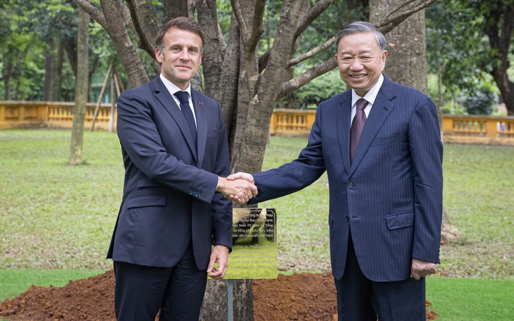 Tổng thống Pháp trồng cây hữu nghị cùng Tổng Bí thư Tô Lâm