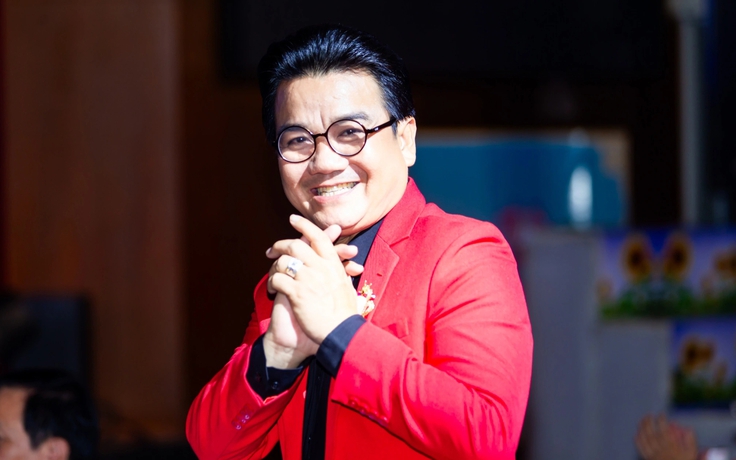 NSƯT Lê Tứ bỏ tiền túi tặng thí sinh Hội thi tiếng hát Người khuyết tật NSƯT Lê Tứ bỏ tiền túi tặng thí sinh Hội thi tiếng hát Người khuyết tật