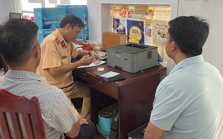 CSGT TP.HCM xử phạt ô tô chạy ngược chiều, tài xế nói 'chạy nhầm'