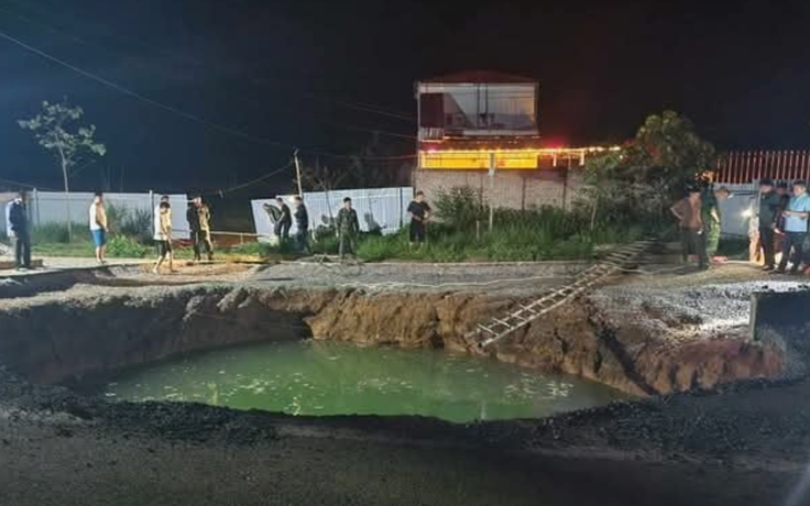 Người đi xe máy mất tích sau khi lao xuống 'hố tử thần'