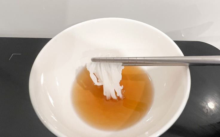 Nhúng bún vào nước mắm để phát hiện hàn the: Mẹo lan truyền có đáng tin?