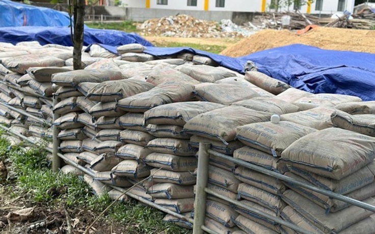 Tài sản công bị 'bỏ rơi' giữa sân bóng