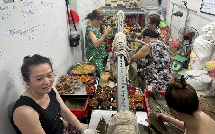 Người Hoa ở TP.HCM hối hả gói bánh bá trạng, khách phải đặt trước cả tháng