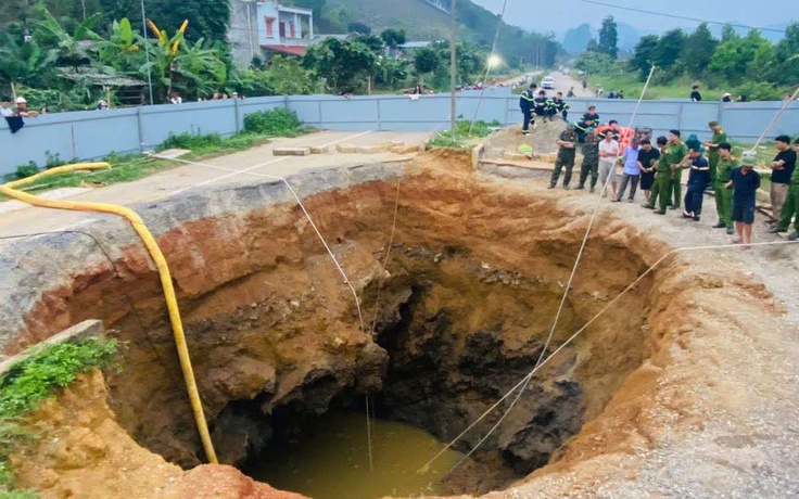 Dừng hút nước tại 'hố tử thần' có người mất tích