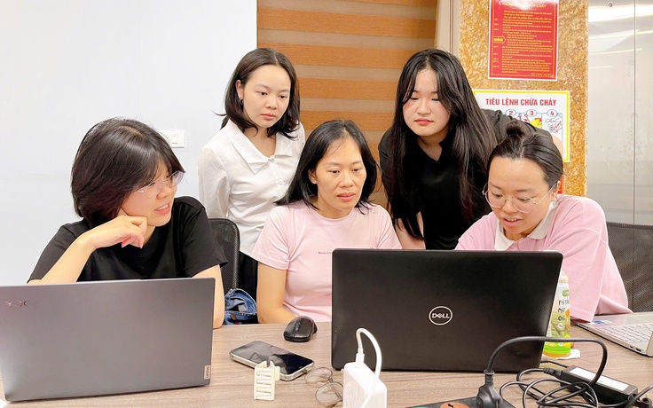 Cả văn phòng gen Z hỗ trợ thực tập sinh U50