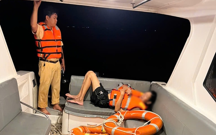 CSGT đường thủy cứu sống người đàn ông nhảy sông Cổ Chiên