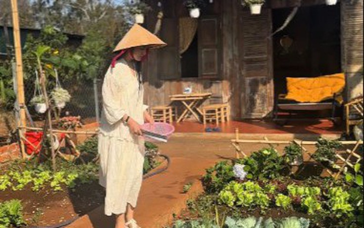 Cô gái xinh đẹp và cuộc sống trong căn nhà gỗ với vườn rau xanh