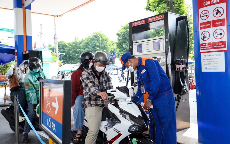 Giá xăng dầu hôm nay 3.5.2025: Xăng trong nước giảm bao nhiêu sau kỳ nghỉ lễ?