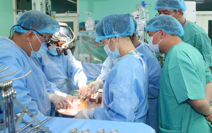 Đưa trái tim từ Hà Nội 'hỏa tốc' về Huế cứu sống 1 nữ bệnh nhân