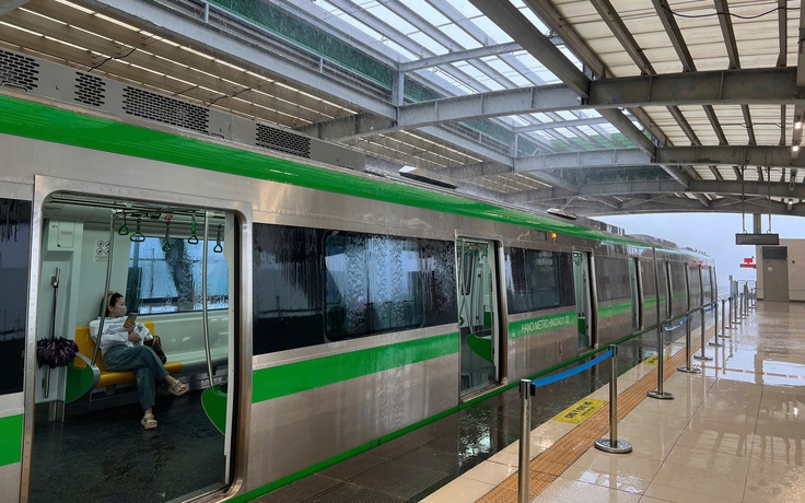 Vá khẩn cấp mái nhà ga tàu Cát Linh - Hà Đông bị thủng