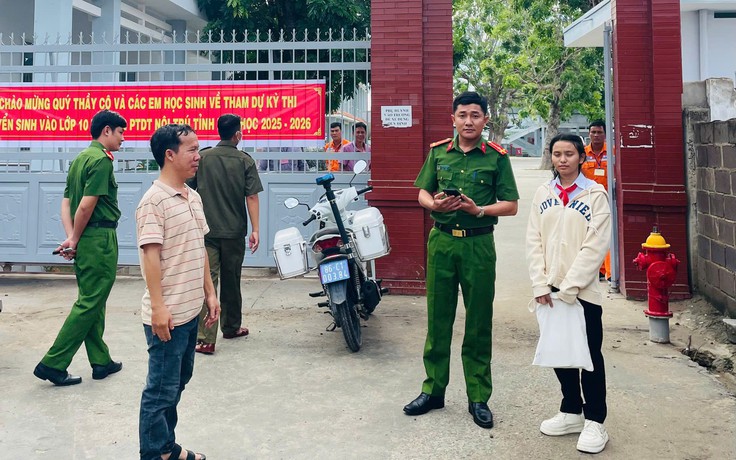 Bình Thuận: Dùng xe cảnh sát chạy 60 km đưa thí sinh đến điểm thi