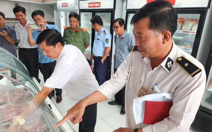 Kiểm tra đột xuất một cửa hàng kinh doanh thực phẩm ở Sóc Trăng