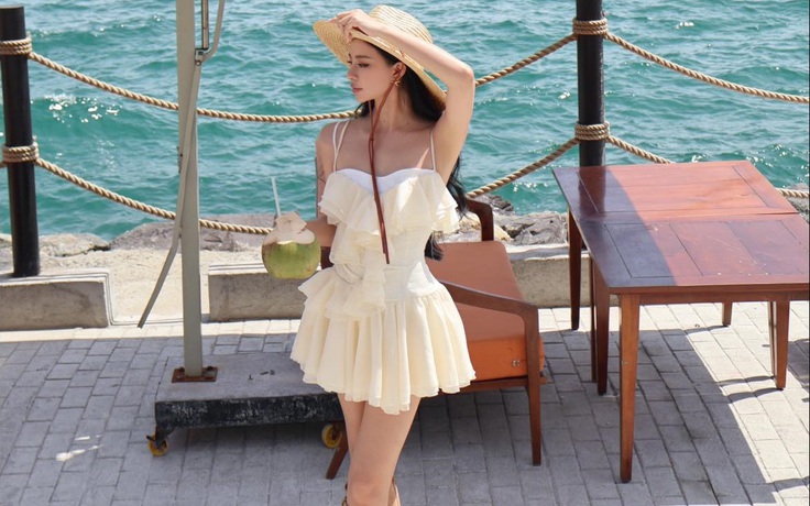 Biển xanh, cát trắng và cuộc dạo chơi của những món thời trang nữ tính
