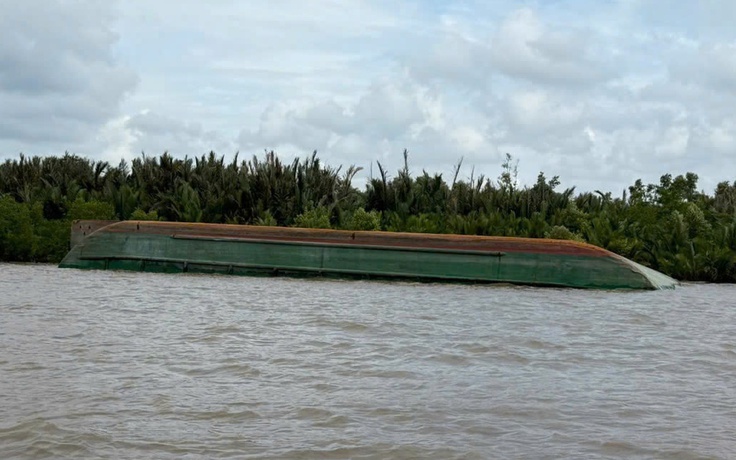 TP.HCM: 1 người mất tích, 900 tấn đá rơi xuống sông sau tai nạn đường thủy 