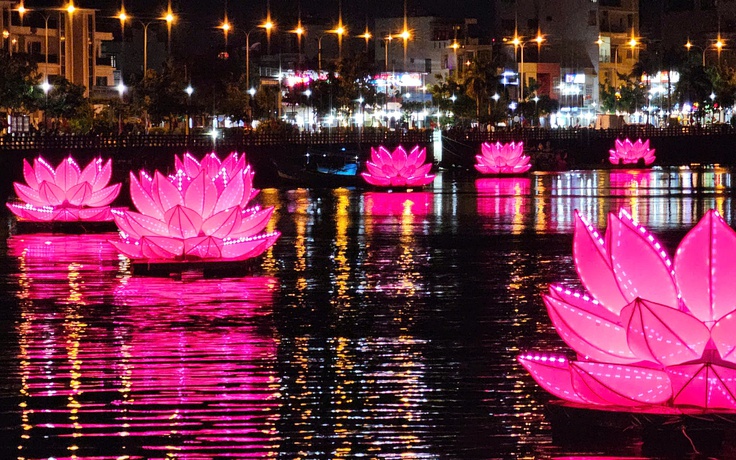 Khánh Hòa thắp sáng 7 đóa sen khổng lồ mừng đại lễ Vesak 2025