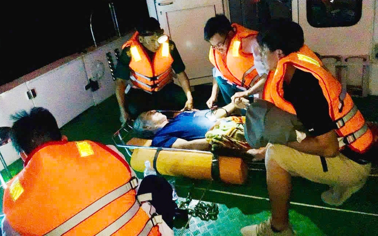 Tàu biên phòng xuất phát trong đêm cứu thuyền trưởng bị tai biến