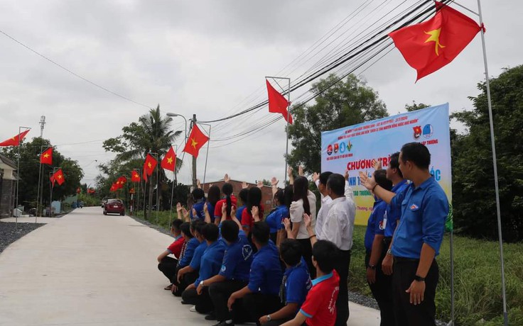 Đỏ thắm đường cờ Tổ quốc